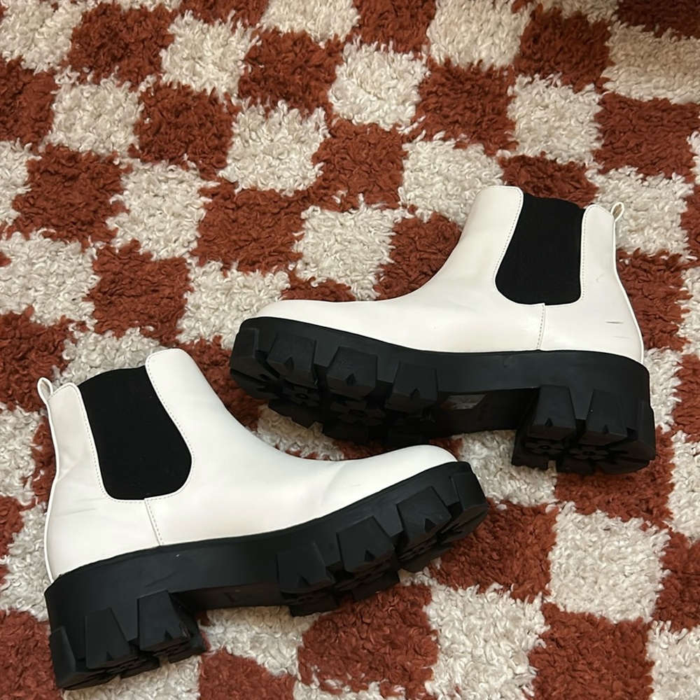 LIKE NEW black and white Chelsea boots